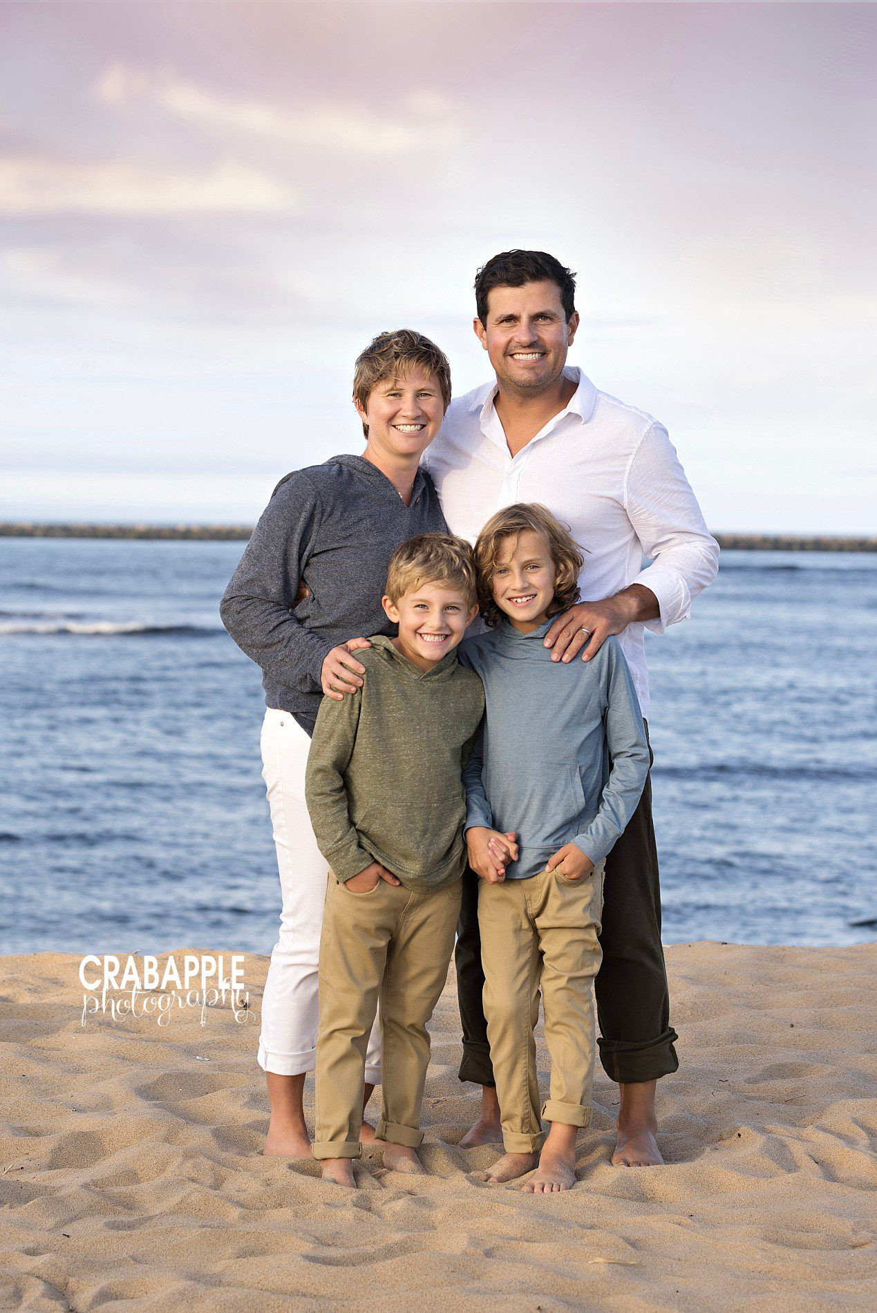 Standing pose ideas for family portraits in autumn