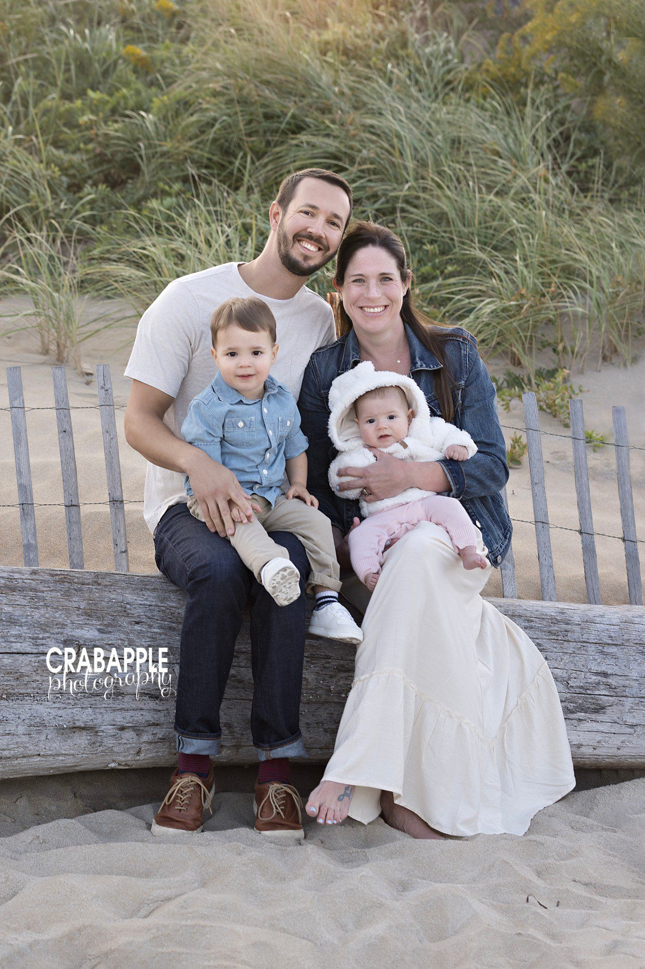 Beach picture pose ideas, adaptable for fall locations