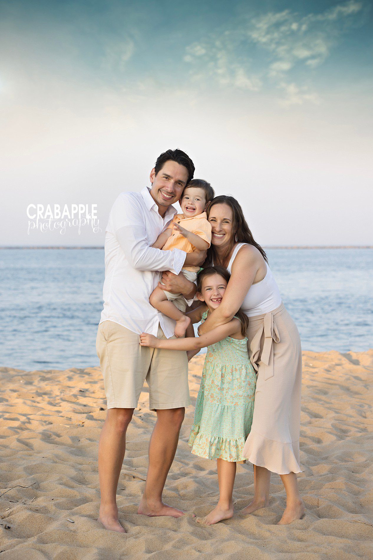 Sweet family photo ideas with hugs and kisses in fall