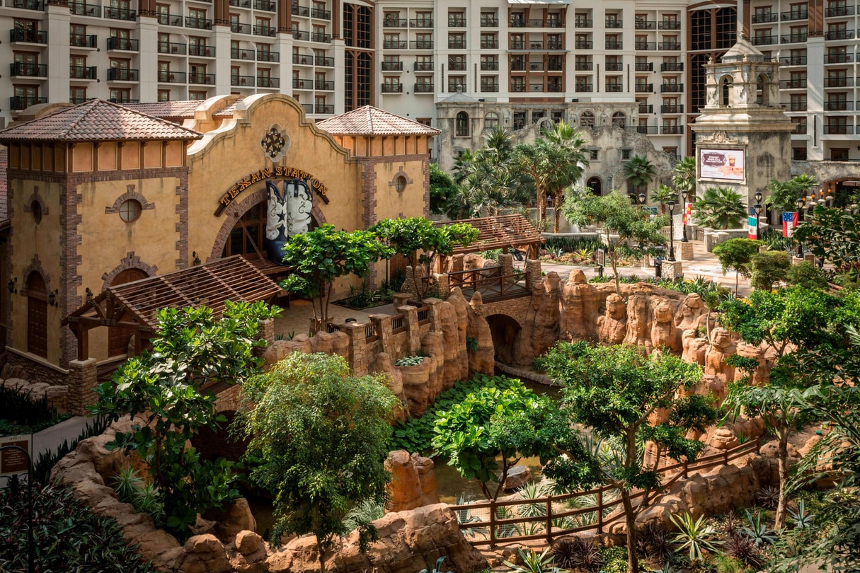 Gaylord Texan Resort Grapevine family vacation, Dallas Fort Worth family resorts, Texas resort water parks near Dallas, Grapevine TX family resorts, family-friendly resorts near Dallas, Gaylord Texan amenities for kids, Texas family vacation resorts near Dallas, water park hotels Dallas area, Dallas family getaway water park, summer vacation spots Dallas area resorts,