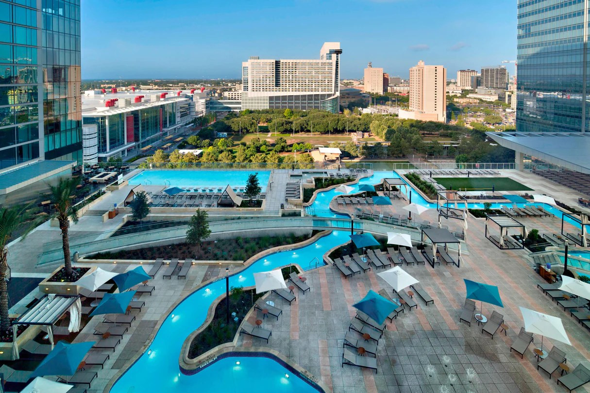 Marriott Marquis Houston poolside dining