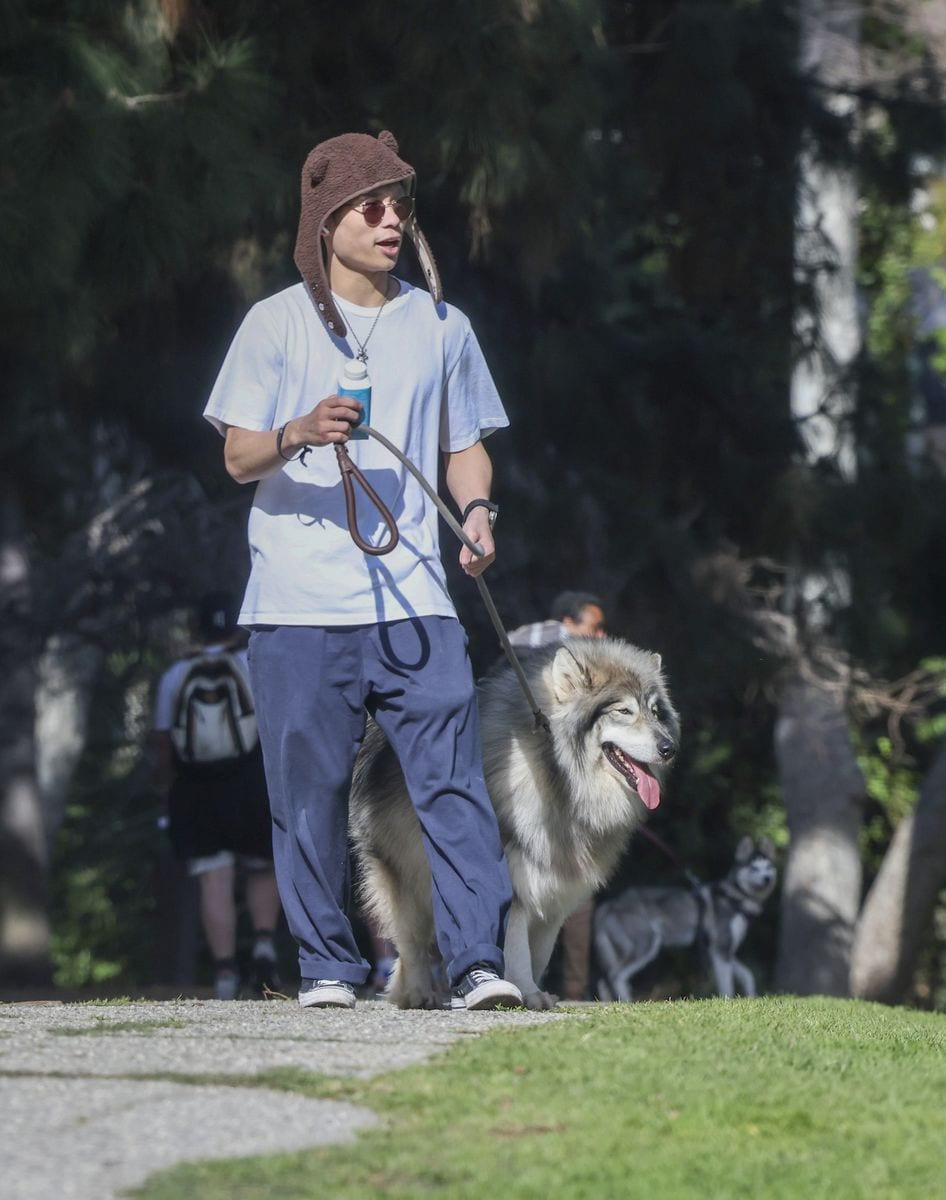 Photo © 2025 Backgrid/The Grosby Group EXCLUSIVE Los Angeles, CA. February 15, 2025. Voice actor Pax Jolie-Pitt was spotted taking a leisurely stroll with his dog in Los Angeles. The star, sporting a bear hat on his head, looks low-key as he spends some quality time with his furry companion. Pax completes his outfit with baggy pants and a white t-shirt. **** El actor de doblaje Pax Jolie-Pitt fue visto paseando tranquilamente con su perro en Los Ángeles. La estrella, que luce un gorro de oso en su cabeza, se muestra discreta mientras pasa un buen rato con su peludo compañero. Pax completa su outfit con pantalones anchos y una camiseta blanca.