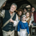 Franck Dubosc, Lisa Do Couto, Alizée Caugnies, Raphael Romand, Suzanne Clément, and Jean Reno in medieval costumes, representing the cast of Family Pack.