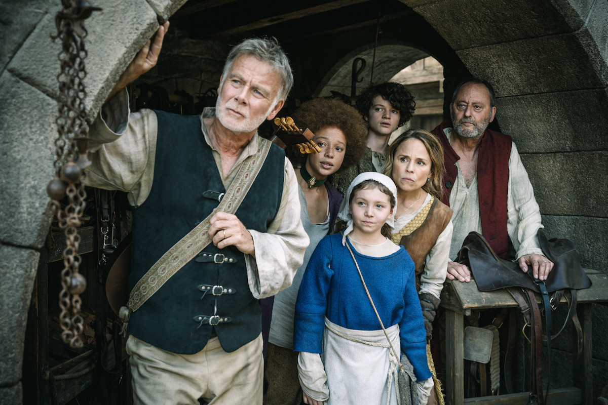 Franck Dubosc, Lisa Do Couto, Alizée Caugnies, Raphael Romand, Suzanne Clément, and Jean Reno in medieval costumes, representing the cast of Family Pack.