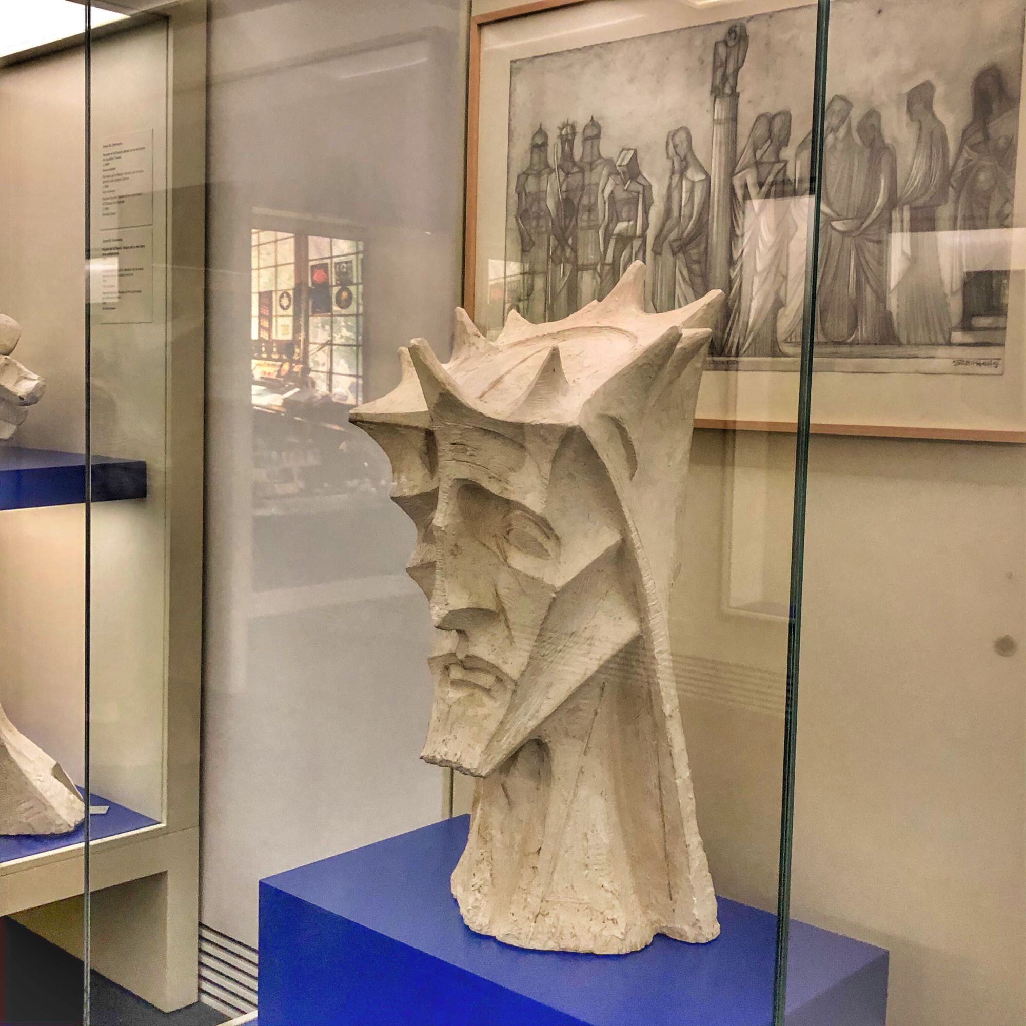 Sculpture sample of the thorn-crowned head of Christ: L